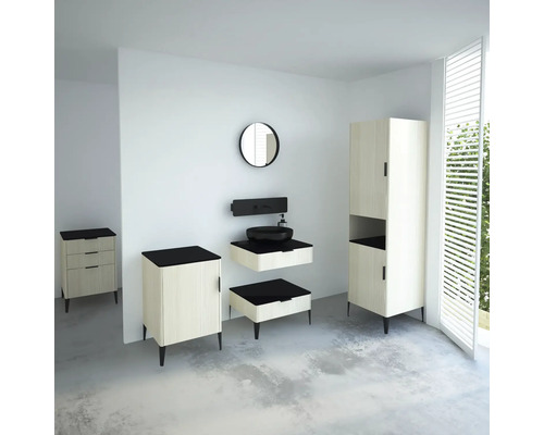 Salle de bains avec lavabo, miroir, meuble bas et armoire haute en décor bois clair avec des accents noirs.