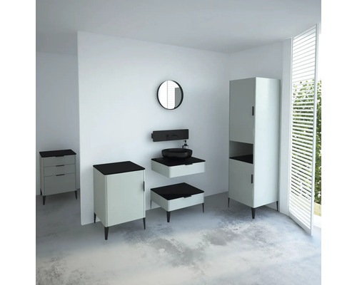 Salle de bains moderne avec meuble-lavabo, armoire de toilette et armoire haute dans un design clair