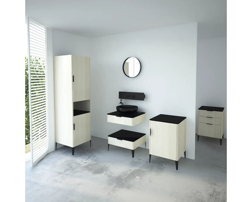 Badezimmer mit Waschtisch, Spiegel, Schrank und Ablage