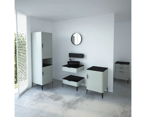 Helles Badezimmer mit Waschtisch, Spiegel und Badezimmerschrank für ein modernes Design.