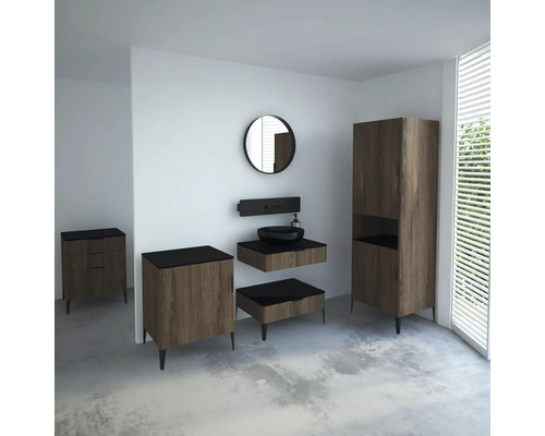 Ensemble de salle de bains avec lavabo, miroir, meuble sous-lavabo et armoire haute pour un intérieur moderne.