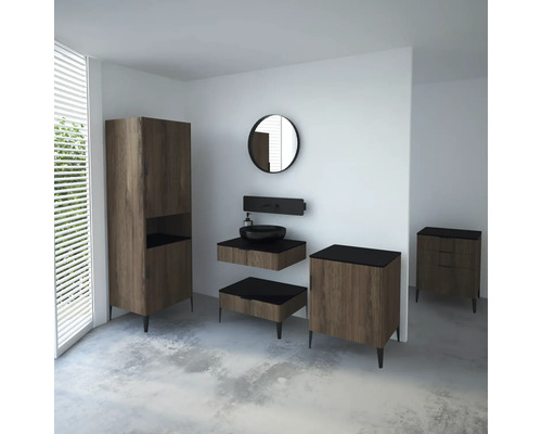 Salle de bains avec lavabo, miroir, meuble bas et armoire haute aspect bois