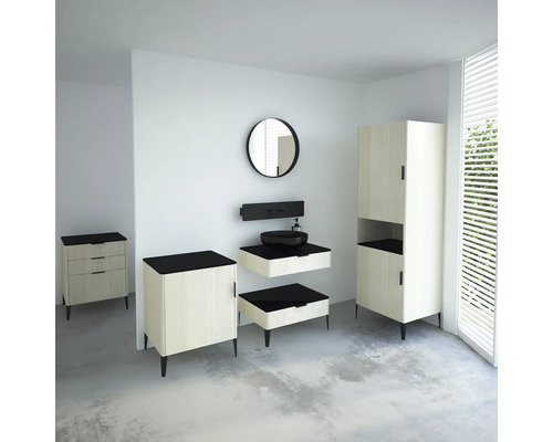 Salle de bains avec lavabo, miroir, meuble sous-lavabo et armoire haute en décor bois clair et accents noirs