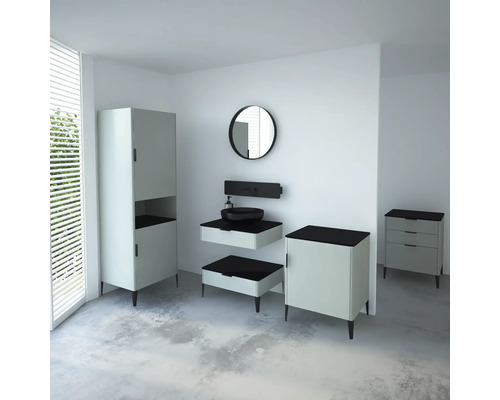 Salle de bains moderne avec lavabo, miroir, meuble sous-vasque et armoire haute
