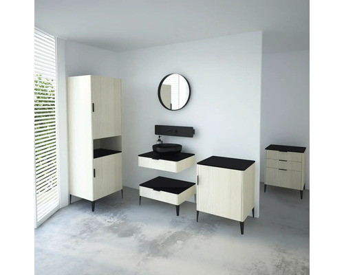 Salle de bains avec lavabo, miroir, meuble bas et armoire haute