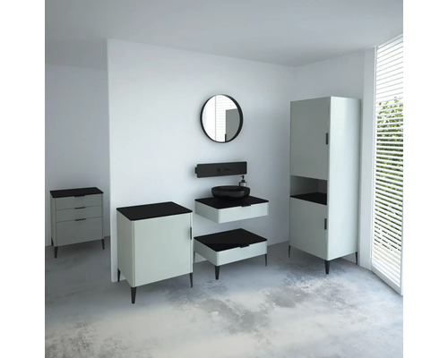 Badezimmer mit Waschtisch, Spiegel, Unterschrank und Hochschrank