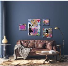 Salon avec canapé en cuir marron et quatre peintures murales de style graffiti