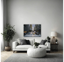 Wohnzimmer mit weißem Sofa und Wandbild einer New Yorker Straße