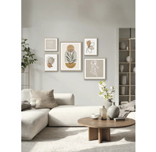 Wohnzimmer mit Sofa, Tisch und Bildergalerie an der Wand