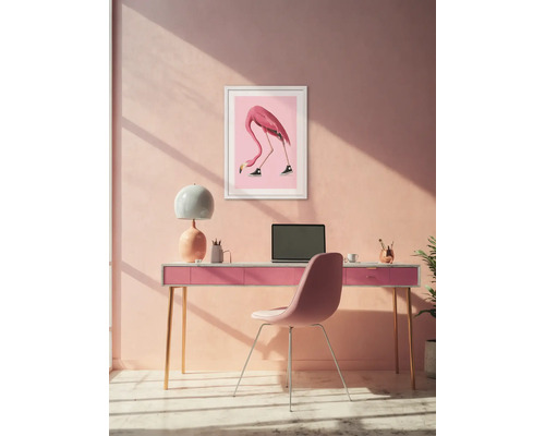 Modernes Arbeitszimmer mit Schreibtisch, Stuhl, Lampe und Flamingo-Bild