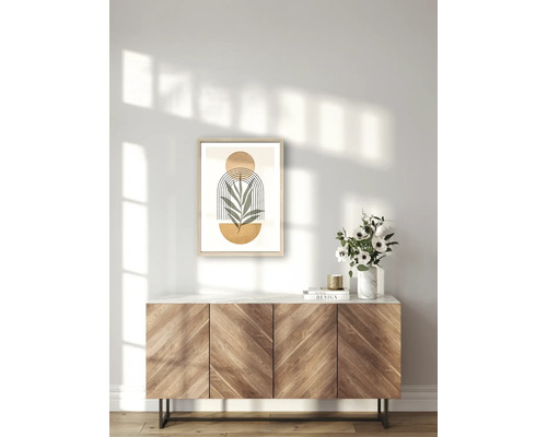 Wohnzimmer Szene mit Sideboard, Blumenvase und gerahmtem botanischem Kunstdruck an der Wand