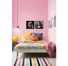 Jugendliches Schlafzimmer mit Bett, Kissen, Decke, Lampe und Wandkunst