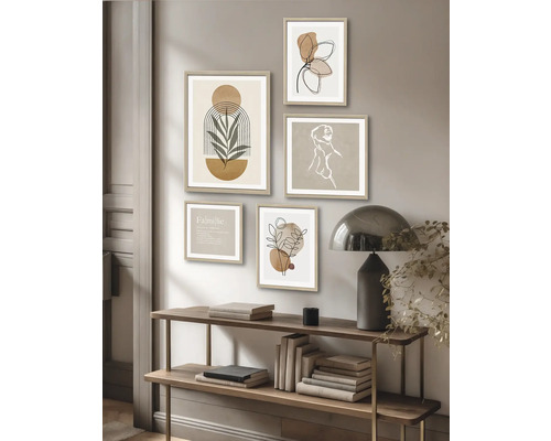 Décoration murale avec cadres, motifs abstraits et étagère en bois