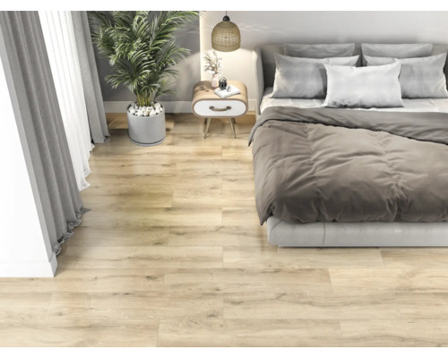 Schlafzimmer mit hellem Holzboden, Bett, Nachttisch und Topfpflanze