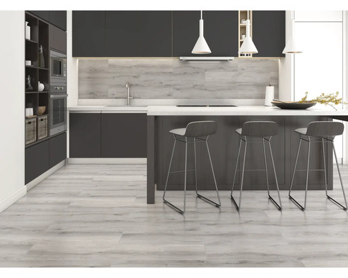 Moderne Küche mit dunklen Schränken, Kücheninsel mit Barhockern und hellem Holzboden