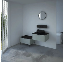 Salle de bains avec lavabo, miroir et jalousie de fenêtre