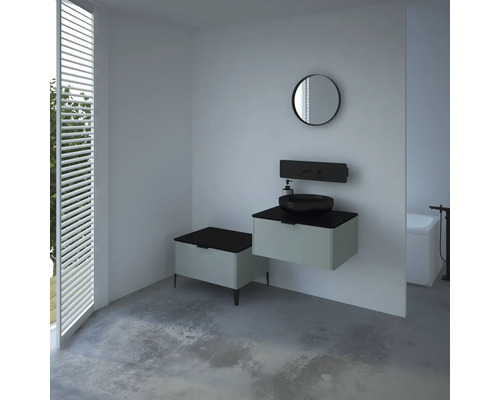 Salle de bains avec lavabo, miroir et jalousie de fenêtre