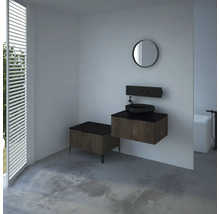 Salle de bain moderne avec lavabo, miroir et stores de fenêtre
