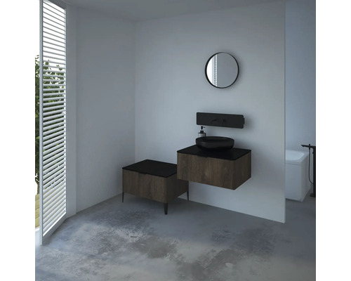 Salle de bain moderne avec lavabo, miroir et stores de fenêtre