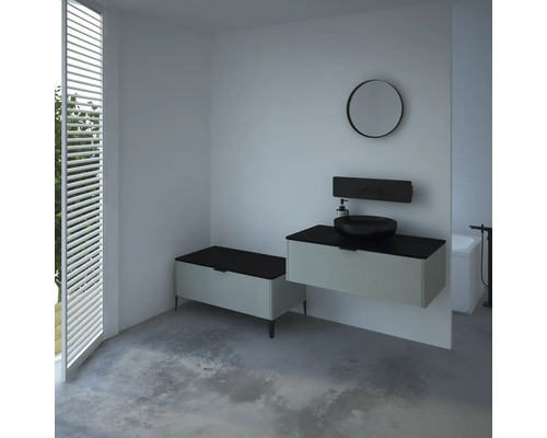 Salle de bain avec lavabo, miroir et banc