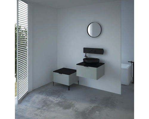 Salle de bains avec lavabo, miroir et stores pour une atmosphère claire et moderne