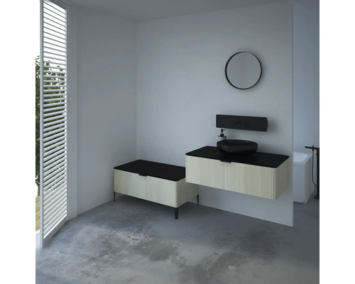 Modernes Badezimmer mit Waschtisch, Spiegel und Fensterjalousien.