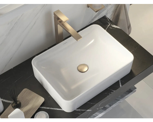 Vasque à poser rectangulaire avec robinetterie sur un dessus en marbre foncé