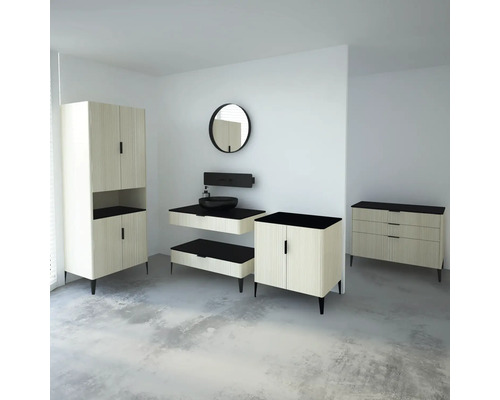 Intérieur de salle de bains avec lavabo, armoire de toilette et commode en décor bois clair