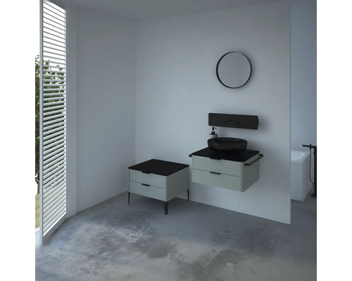 Salle de bain avec lavabo, miroir, meuble sous-lavabo et stores de fenêtre