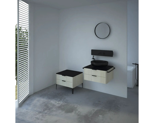 Modernes Badezimmer mit Waschtisch, Spiegel und Unterschrank