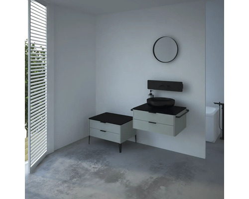 Salle de bain moderne avec lavabo, meuble sous-lavabo, miroir et baignoire.