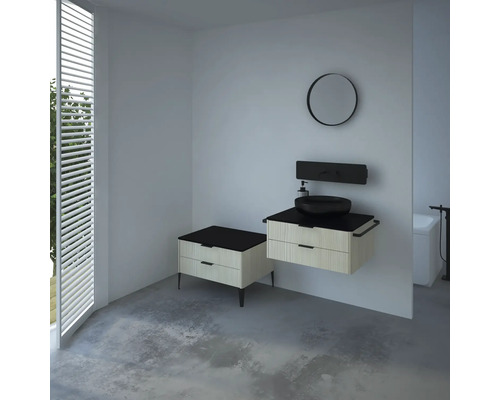 Salle de bain moderne avec meuble-lavabo, miroir et stores de fenêtre