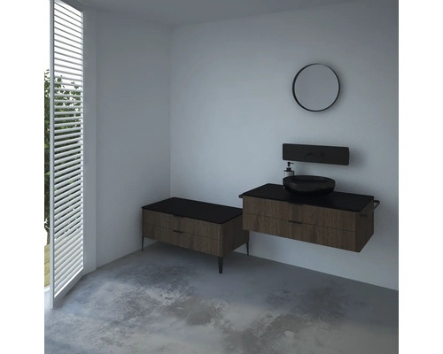 Salle de bains moderne avec lavabo, miroir et commode