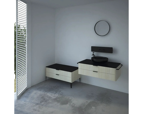 Salle de bain lumineuse avec meuble-lavabo, vasque à poser, miroir et commode.