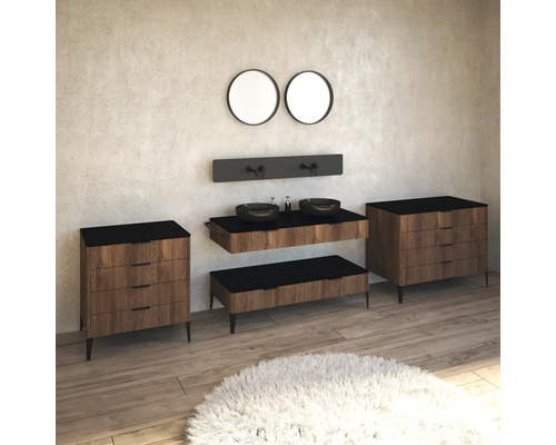 Salle de bains avec lavabo, deux vasques, deux miroirs, banc et deux commodes