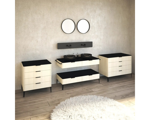 Salle de bains avec lavabos, miroirs et commodes au design clair