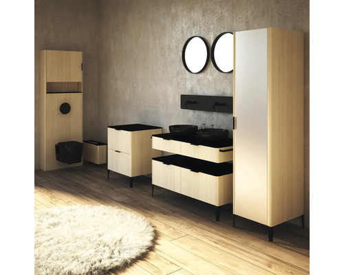 Salle de bains moderne avec meuble-lavabo, miroir, WC et meubles de rangement en bois clair