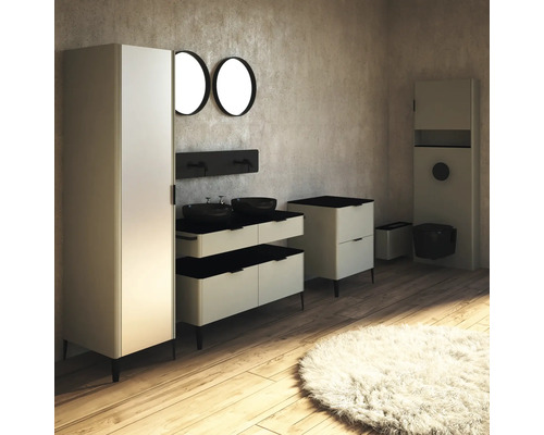 Salle de bain avec lavabo, meuble bas, armoire de toilette et WC dans un design clair