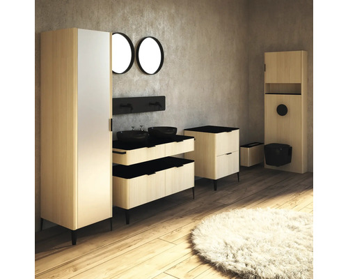 Salle de bains avec lavabo, miroir, armoire et toilettes en bois clair et noir