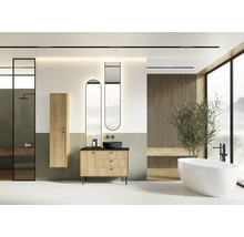 Salle de bain moderne avec meuble-lavabo, miroirs, douche et baignoire