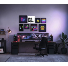 Gaming-Arbeitsplatz mit Schreibtisch, Stuhl, Monitoren und Wanddekoration