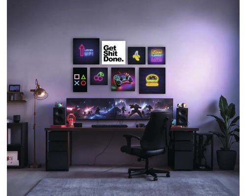 Salle de jeu avec bureau, chaise, écrans et décorations murales