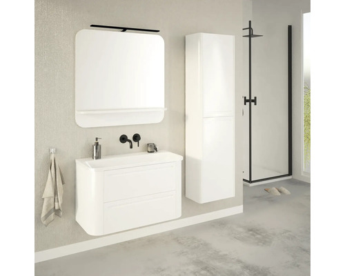 Salle de bains avec lavabo, armoire de toilette, armoire haute et cabine de douche pour une ambiance claire et organisée.