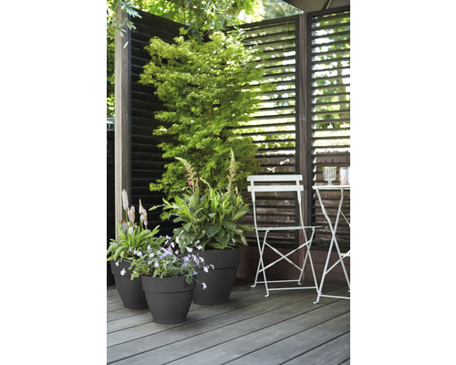 Terrasse mit Pflanzen in Töpfen, Sichtschutzzaun und Bistro-Set