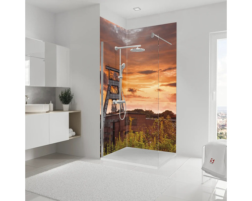 Modernes Badezimmer mit Duschkabine und Motiv einer alten Industrieanlage bei Sonnenuntergang