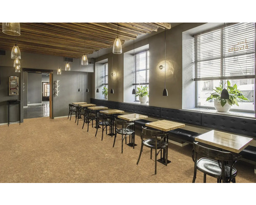 Innenraum mit Tischen, Stühlen und Korkboden