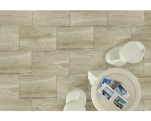 Beiger Fliesenboden mit Steinstruktur und Sitzecke