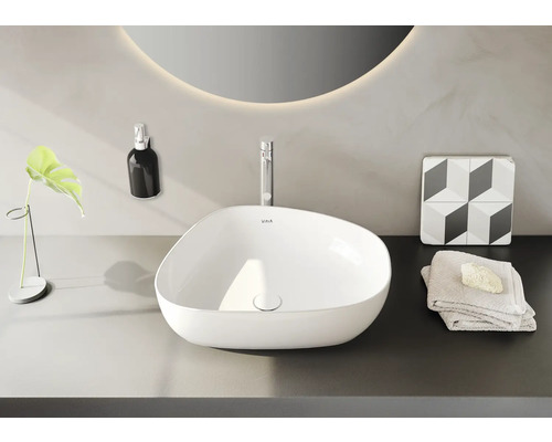 Modernes Badezimmer mit Aufsatzwaschbecken, Armatur, Spiegel und Dekoration