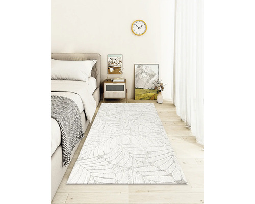 Chambre avec lit, table de chevet et tapis à motifs