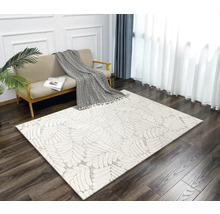 Salon avec canapé et tapis à motifs de feuilles